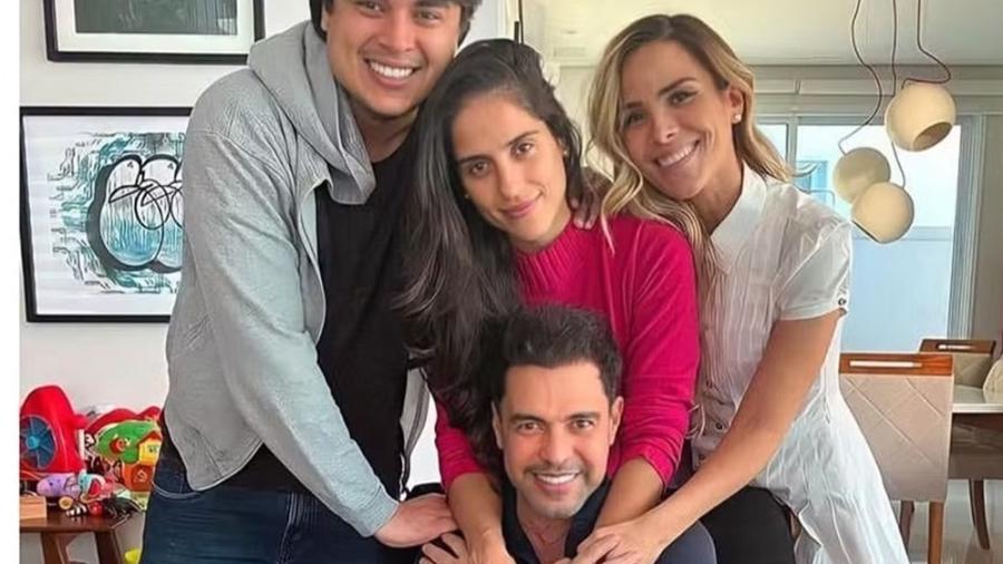 Zezé Di Camargo posa com filhos: Wanessa, Camilla e Igor