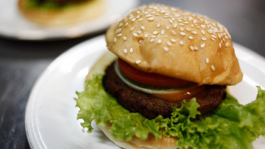 Hamburguer feito com carne de cobra, servido na Indonésia