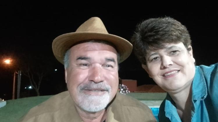 Edison Ferreira, 63 e sua esposa Maria Ferreira, 56, que o auxilia nas atividades diárias. 