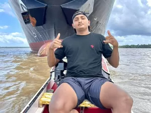 'Não façam o que eu faço': o jovem que desafia os navios no Rio Amazonas