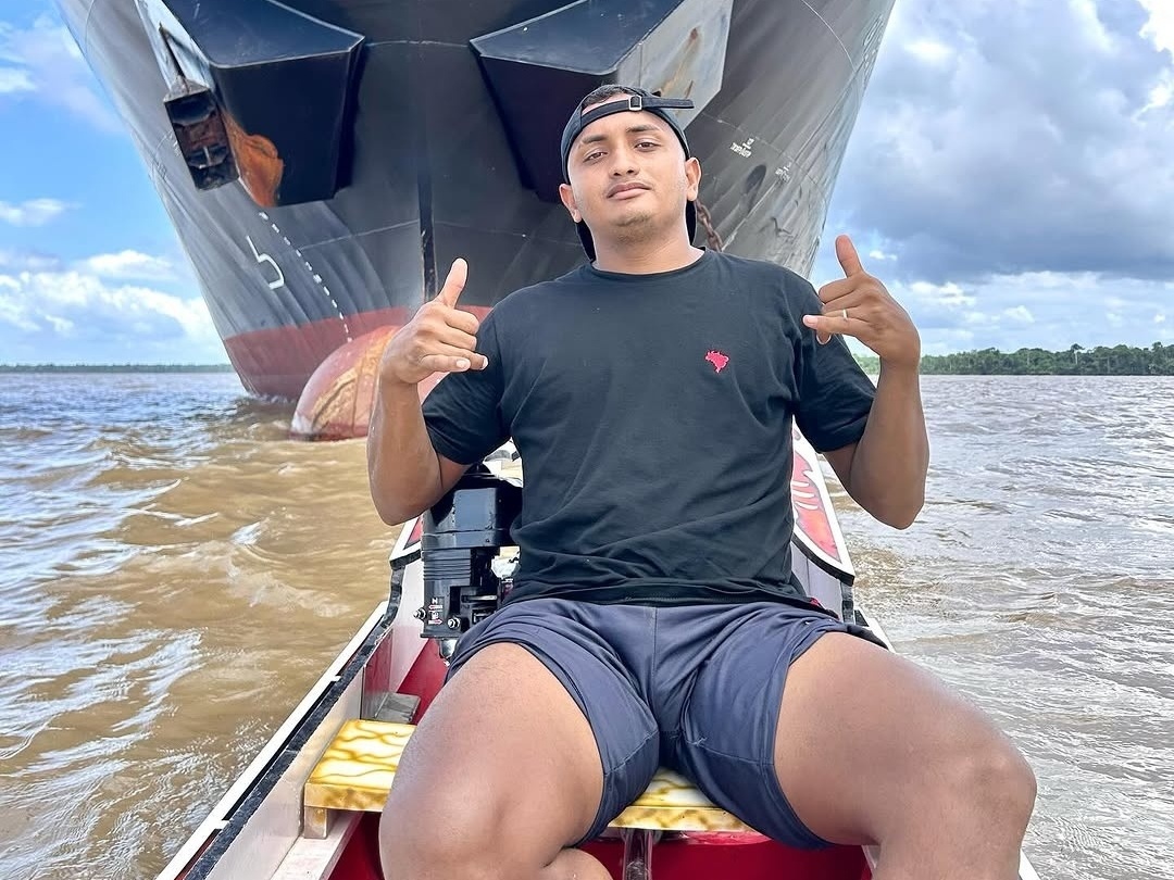 Não façam o que eu faço': jovem desafia os navios no Rio Amazonas