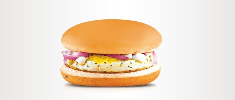 McEgg: Outro destaque do cardápio indiano (e que pode agradar quem não gosta de carne) é o McEgg, que consiste em um sanduíche com um ovo frito, cebolas, maionese e o toque final: molho de ervas masala, muito apreciado na Índia - Divulgação/McDonald´s