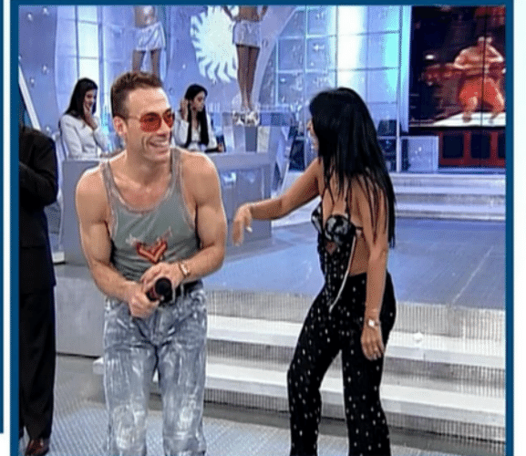 23.ago.2015 - Ao falar sobre o vídeo, na qual aparece dançando com Jean-Claude van Damme supostamente excitado, Gretchen demonstrou irritação e sugeriu que o ator é gay