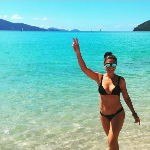 set.2015 - De biquíni, Juliana Paes curte praia em Hamilton, na Austrália, durante gravações de "Totalmente Demais", a próxima novela das 19h