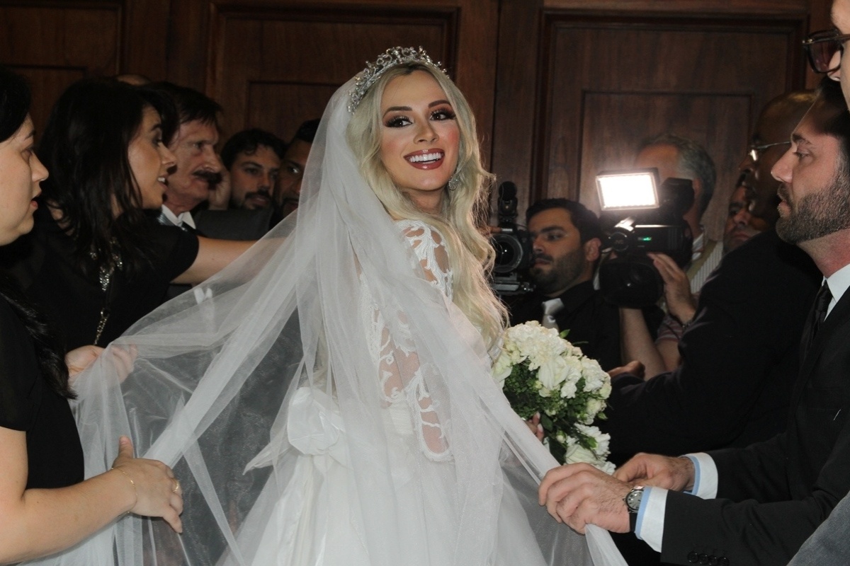 25.set.2015- Juju Salimeni usa vestido assinado pelo estilista Lucas Anderi para seu casamento. A peça com renda de arabesco exclusiva, tem aplicações feita a mão e um decote generoso que valoriza seu corpo - Thiago Duran/AgNews