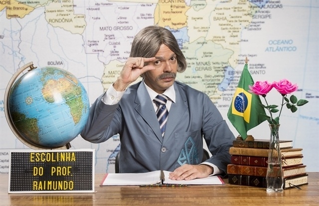 Bruno Mazzeo imita o famoso gesto de professor Raimundo, interpretado por seu pai Chico Anysio, que fazia referência ao salário dos professores no Brasil - João Miguel Júnior/TV Globo