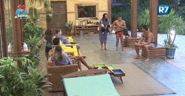 17.nov.2015 - Douglas Sampaio avisa os demais peões sobre a punição dupla recebida nesta terça-feira (17) - Reprodução/Record