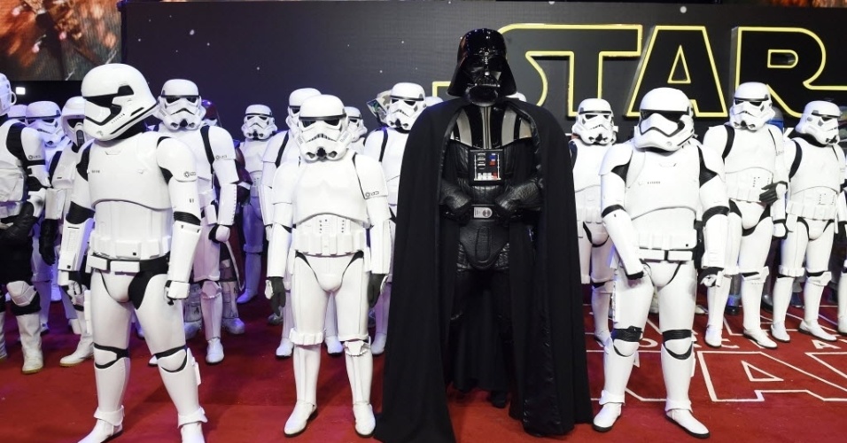 16.dez.2015 - Darth Vader e soldados imperiais posam para foto em Londres
