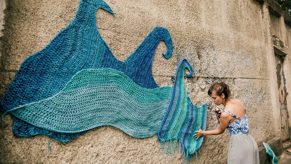 A paulista Karen Bazzeo, 30, tem usado um hobby de infância, o crochê, em instalações em muros de cidades como São Paulo e Rio de Janeiro - Lucas Hirai
