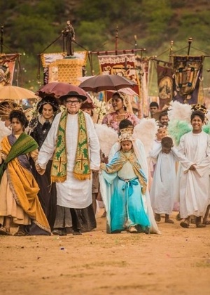 Padre Romão lidera procissão na qual os filhos dos rivais Afrânio e Belmiro vão se conhecer - Globo/ Caiuá Franco - Globo/ Caiuá Franco