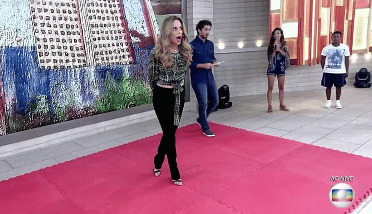 26.mai.2016 - Apresentadora substituta no "Encontro com Fátima Bernardes", da Globo, Ana Furtado deu uma pirueta (e com salto) durante o programa ao vivo, nesta quinta-feira (26) - Reprodução/TV Globo