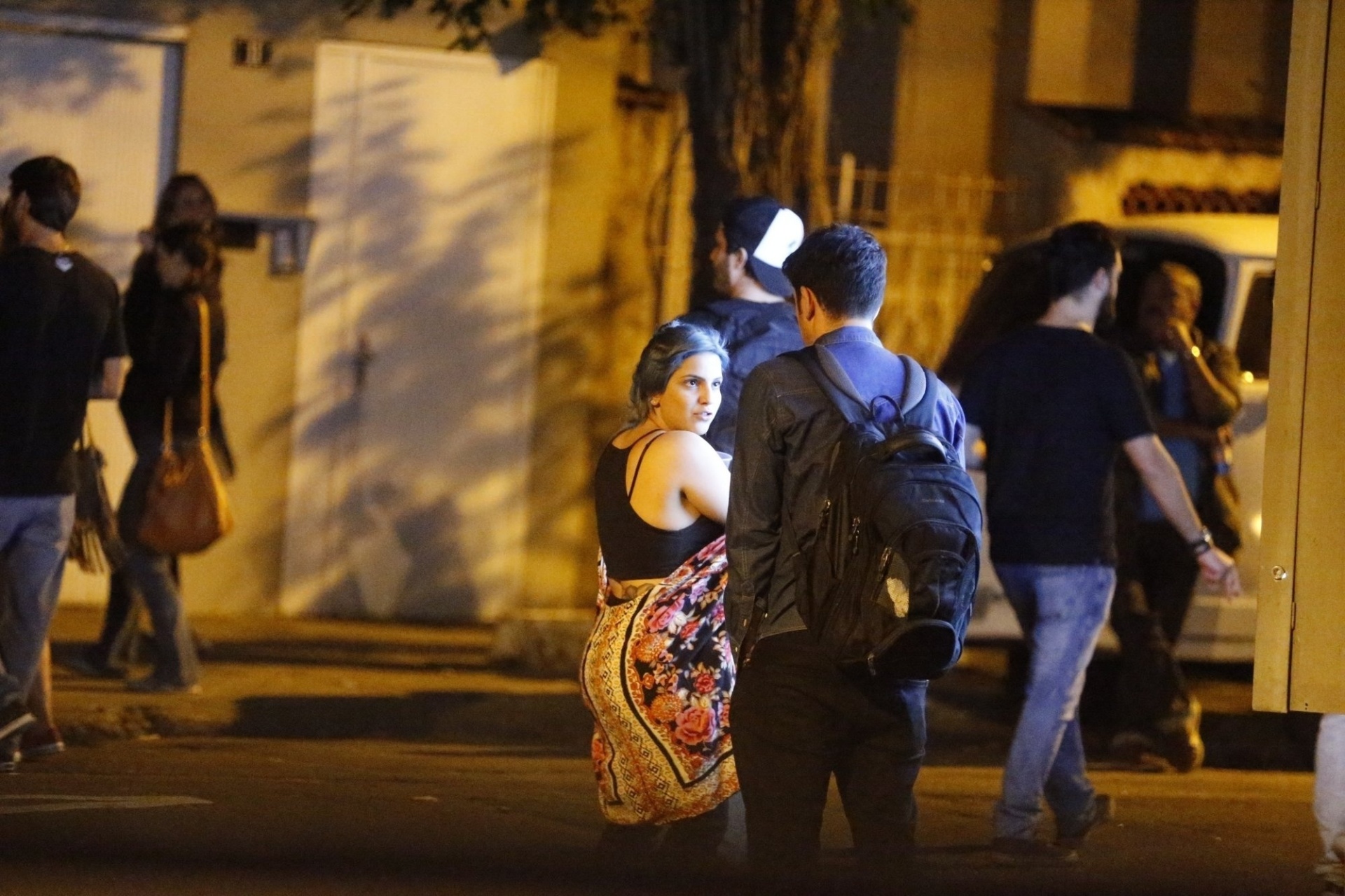 8.jul.2016 - Marcelo Adnet é flagrado na companhia de uma mulher no Rio de Janeiro - Webert Belicio/ AgNews