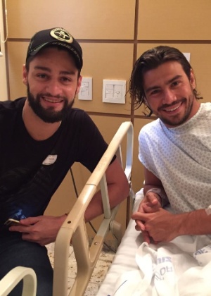 Após ser transferido da UTI para o quarto, cantor Mariano recebe visita do amigo Munhoz no hospital - Divulgação