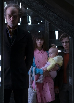 Em "Desventuras em Série", após a trágica morte de seus pais, os órfãos Violet (Malina Weissman), Klaus (Louis Hynes) e Sunny são colocados sob a guarda de Conde Olaf (Neil Patrick Harris), que quer roubar a herança das crianças - Netflix/Divulgação - Netflix/Divulgação