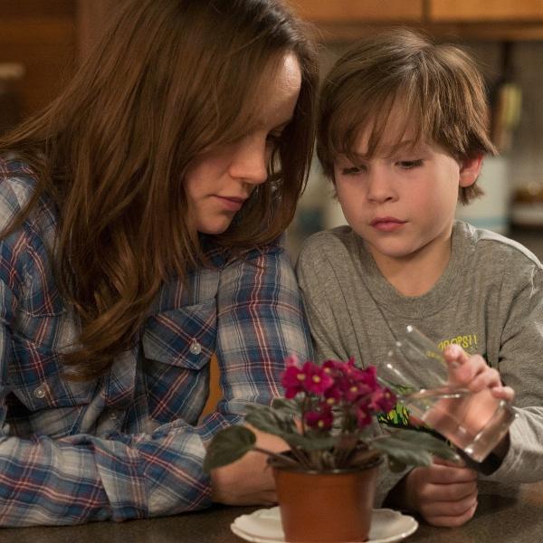 Jacob Tremblay (à dir.) com Brie Larson em cena de 'O Quarto de Jack' (2015)