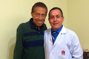 Paulo Silvino ao lado do cirurgião Leonaldson Castro - Arquivo Pessoal - Arquivo Pessoal