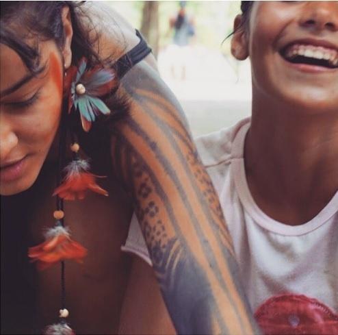 Elenco de "Novo Mundo" faz laboratório em tribo indígena: a atriz Giullia Buscacio na aldeia Parkatêjê, no Pará - Reprodução/Instagram/giubuscacio