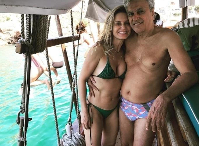 A produtora Paula Lavigne postou esta foto em seu Instagram com o marido, Caetano Veloso, e a amiga, Paula Burlamaqui, aproveitaram o calor de Salvador, - Reprodução/Instagram/paulalavigne