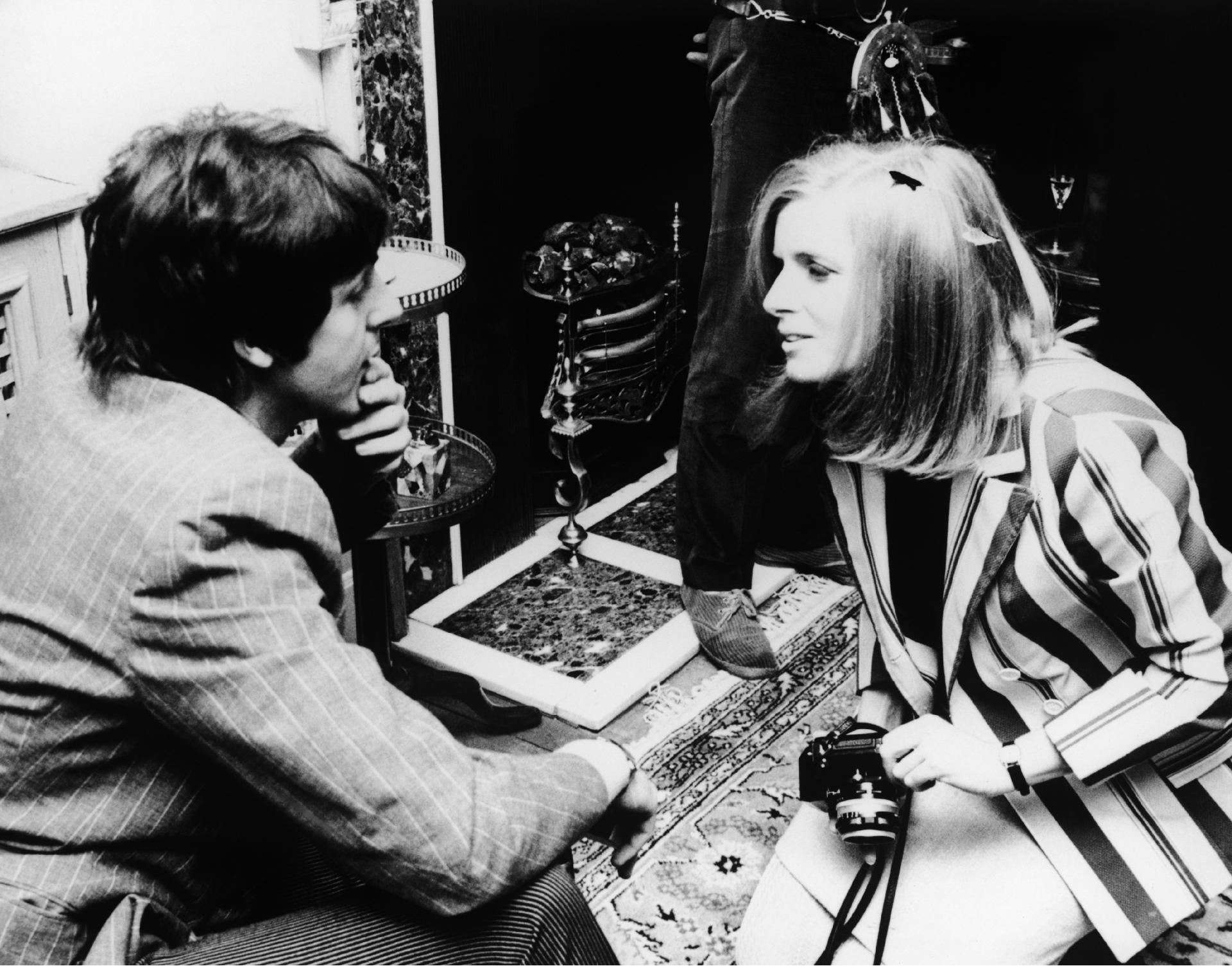 19.mai.1967 - Paul McCartney conversa com a fotógrafa Linda Eastman (1941-1998) durante a apresentação para a imprensa do álbum "Sgt Pepper's Lonely Hearts Club Band", em Londres. Os dois se casariam dois anos depois - John Pratt/Keystone/Hulton Archive/Getty Images