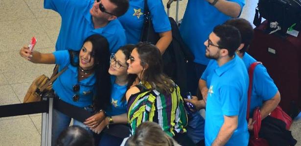 Bruna Marquezine tira fotos com fãs no aeroporto Santos Dumont - Priscila Coelho - Priscila Coelho