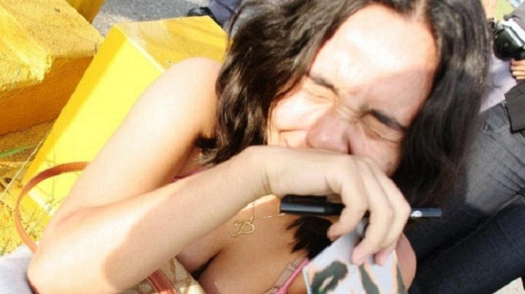 19.fev.2006 - Fã do U2 chora no aeroporto de Guarulhos (SP) no dia do desembarque da banda no Brasil Rogério - Cassimiro/Folhapress - Cassimiro/Folhapress