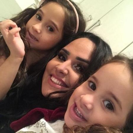 Perlla com as filhas - Reprodução/Instagram - Reprodução/Instagram