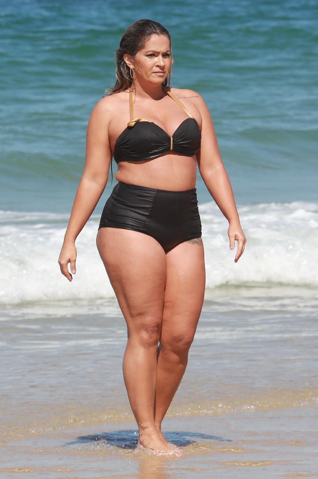 A ex-BBB Fani usa biquíni comportado na praia do Recreio, no Rio - Dilson Silva/Ag.News