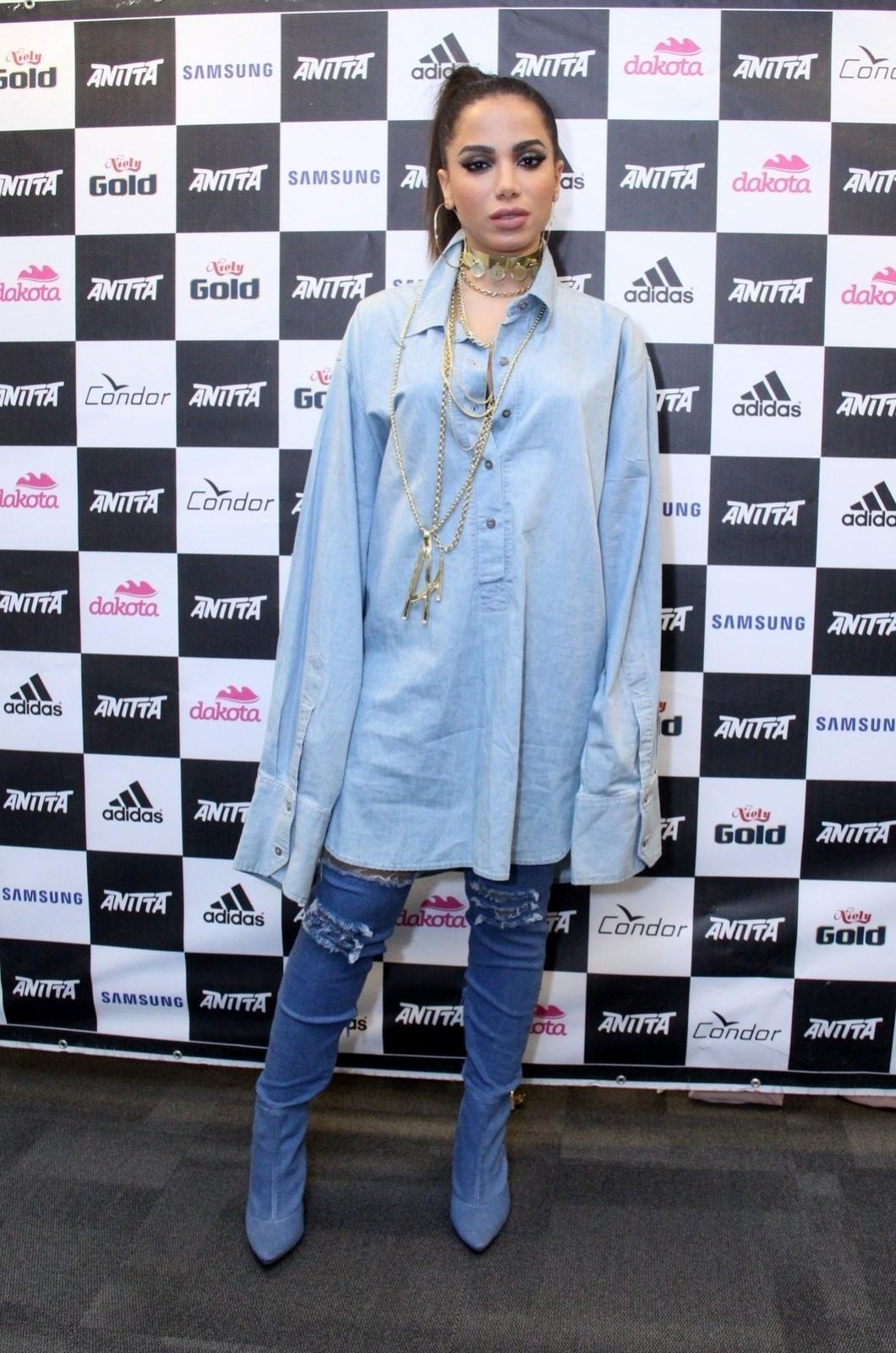 10.ago.2017 - Com roupa larga, Anita faz show no FM Hall, no Centro do Rio de Janeiro - Wallace Barbosa/AgNews