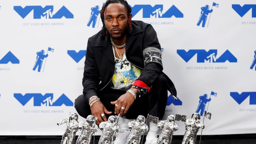 Kendrick Lamar exibe todos os prêmios que ganhou na noite deste domingo no VMA da MTV - Danny Moloshok/Reuters