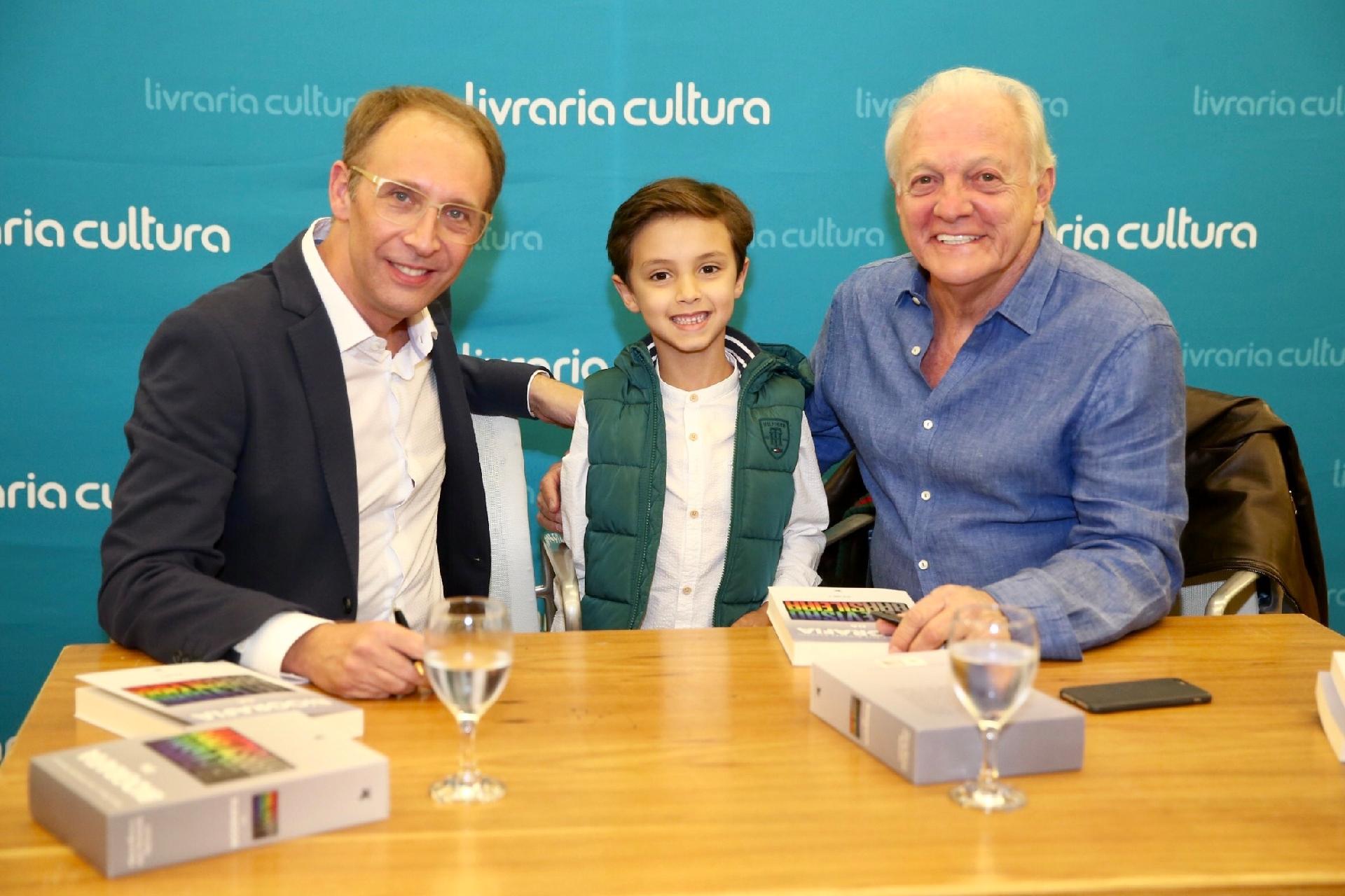 Famosos e profissionais da televisão prestigiaram na noite desta terça-feira (7) o lançamento do livro "Biografia da Televisão Brasileira", escrito pelos jornalistas Flávio Ricco e José Armando Vannucci, ocorrido em São Paulo.   Entre os famosos estavam presentes Eliana (Ricco é sogro da apresentadora do SBT), Sabrina Sato, Tom Cavalcante, José Luiz Datena, Dan Stulbach, entre outros - Manuela Scarpa/Brazil News