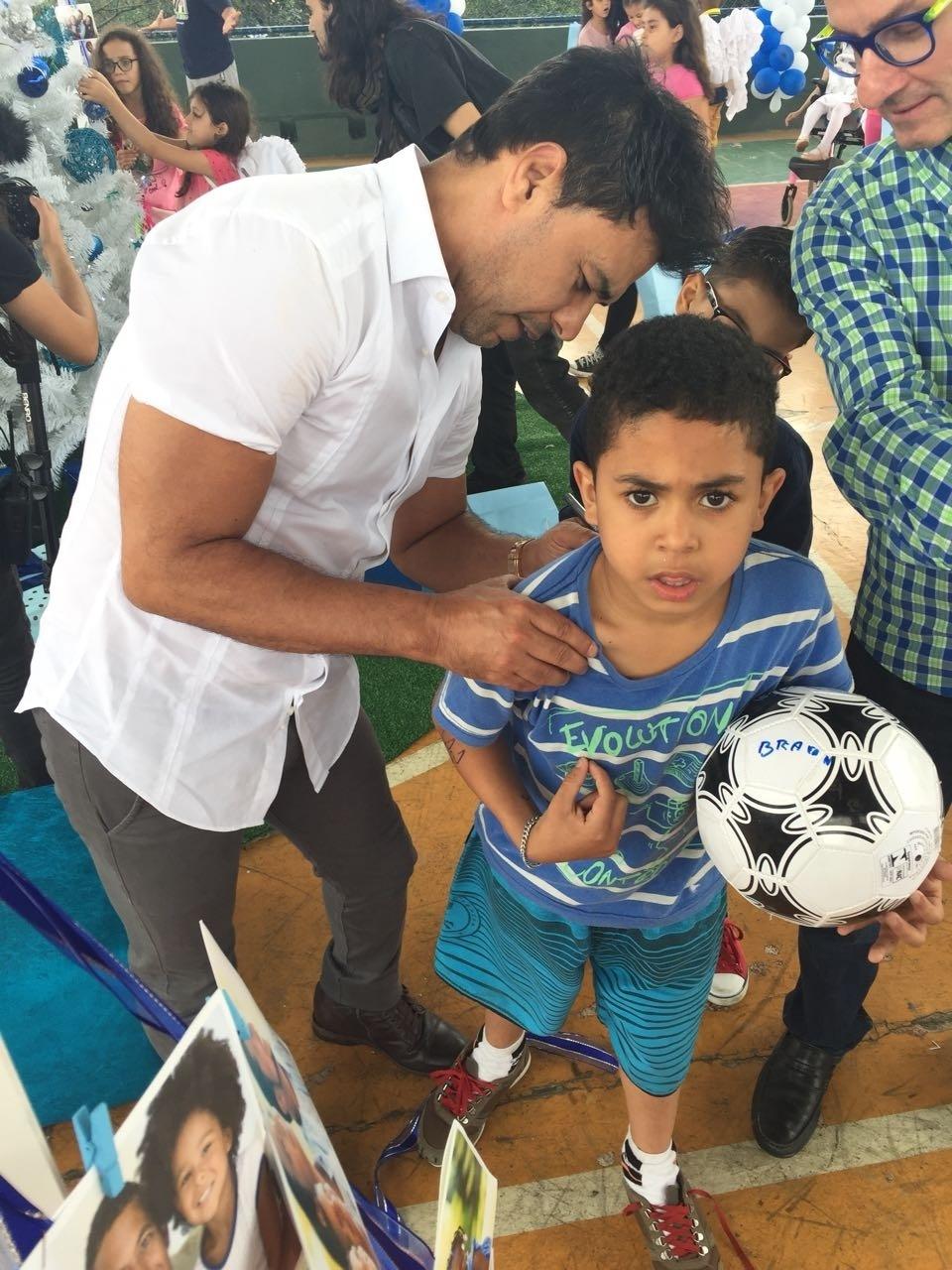 Zezé Di Camargo interage com as crianças da Casa de Zezinho em uma ação de Natal - Divulgação