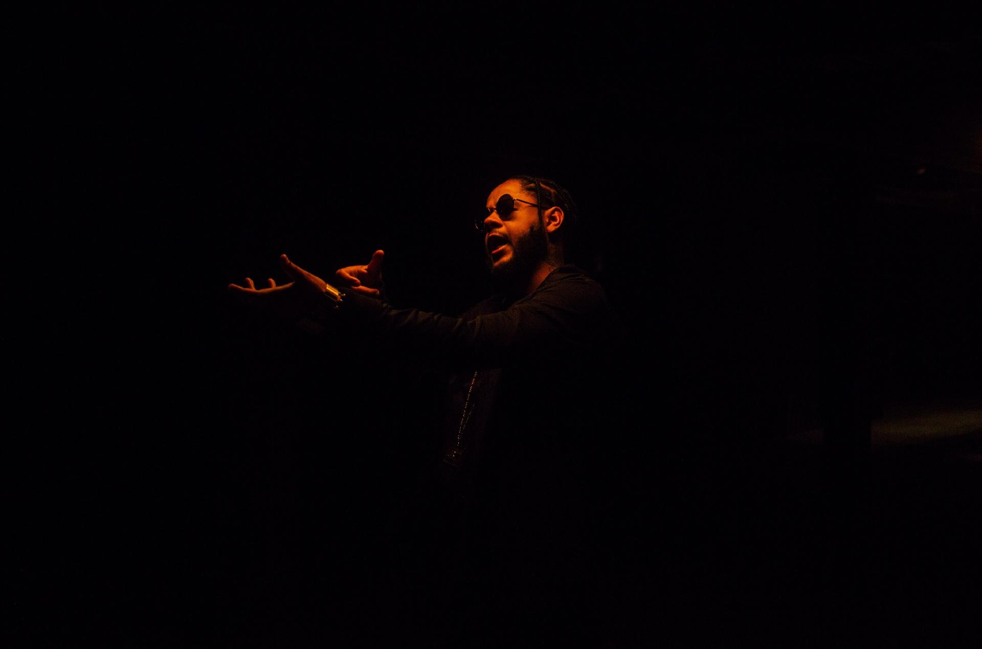 Emicida durante gravação do clipe de "Pantera Negra" em São Paulo - Caroline Lima