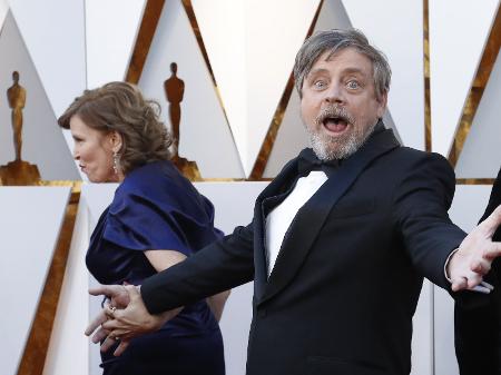 Mark Hamill faz caras e bocas no tape vermelho da 90ª cerimônia do Oscar - REUTERS/Mario Anzuoni 