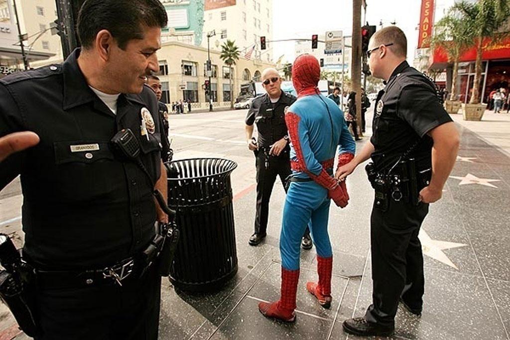 Fantasiado de Homem-Aranha, Christopher Loomis foi preso por agressão em 2009 - Reprodução