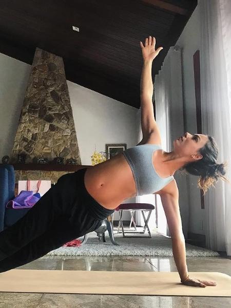 Isis Valverde faz ioga com barriguinha de grávida à mostra - Reprodução/Instagram