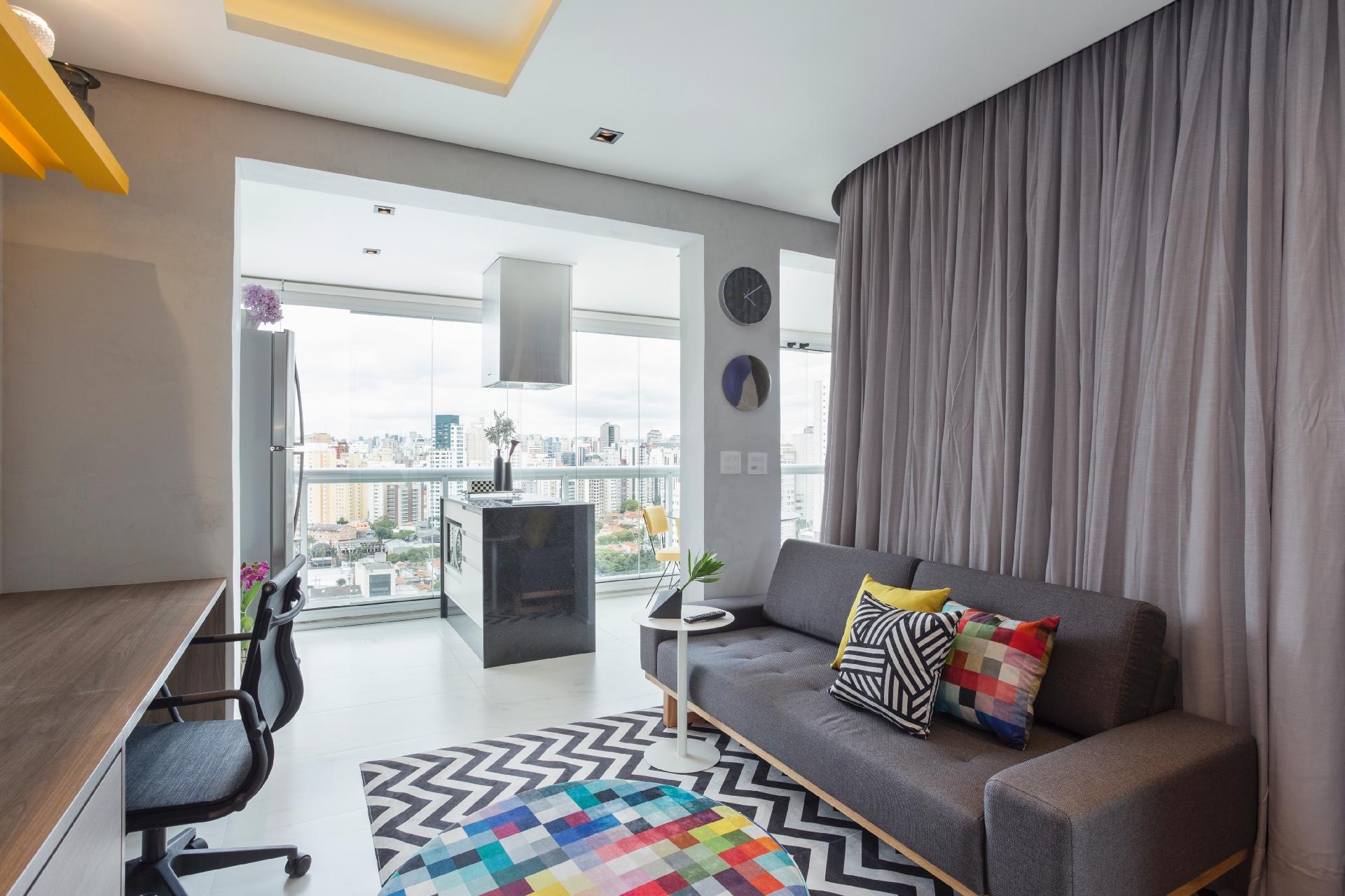 A privacidade é outro aspecto que deve ser assegurado em um imóvel para aluguel, principalmente quando os ambientes são integrados. A cortina em duas camadas (blackout e linho) é um recurso para "os moradores esconderem a bagunça em dia de visitas repentinas", explica Miyahara - Maura Mello/Divulgação