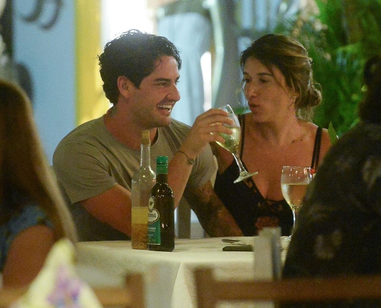 Rebeca Abravanel e Alexandre Pato foram fotografados juntinhos em Trancoso - Francisco Cepeda/AgNews