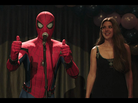 Tom Holland  e Marisa Tomei em cena de Homem-Aranha: Longe de Casa - Reprodução