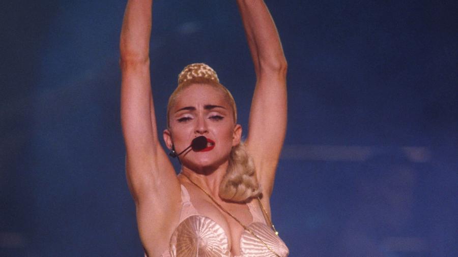 Madonna com seu famoso sutiã em formato de cone, marca registrada da cantora em diversas apresentações - Reprodução