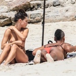 Resultado de imagem para Bruna Linzmeyer beija muito e faz topless em praia