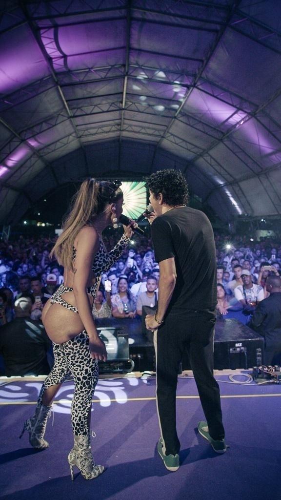 No ensaio do "Bloco da Anitta", neste domingo (12), a cantora se apresentou ao lado de Jorge Vercilo - Lucas Allegretto