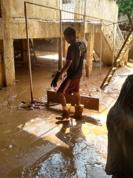 Eraldo pega pesado para ajudar moradores mineiros após chuvas  - Arquivo Pessoal  - Arquivo Pessoal 