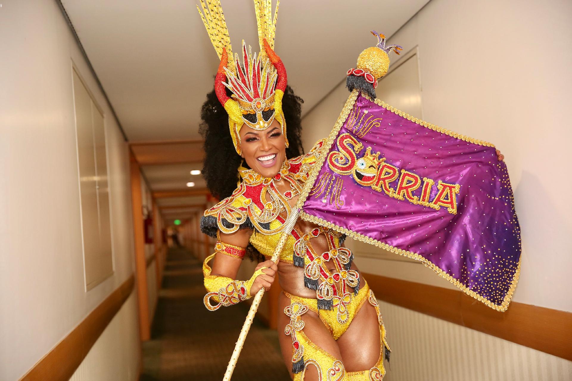 Simone Sampaio, rainha da bateria da Dragões da Real - Iwi Onodera/UOL