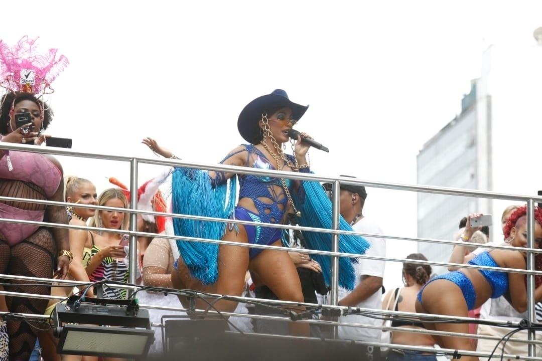 Anitta comanda seu bloco, que desfila hoje pela Avenida Presidente Antônio Carlos, no centro do Rio de Janeiro - Marcelo de Jesus/UOL