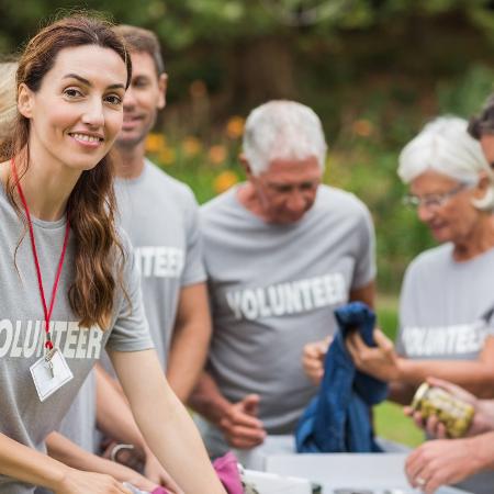 Praticar ações de voluntariado reduz mortalidade e aumenta bem-estar, diz estudo americano - iStock