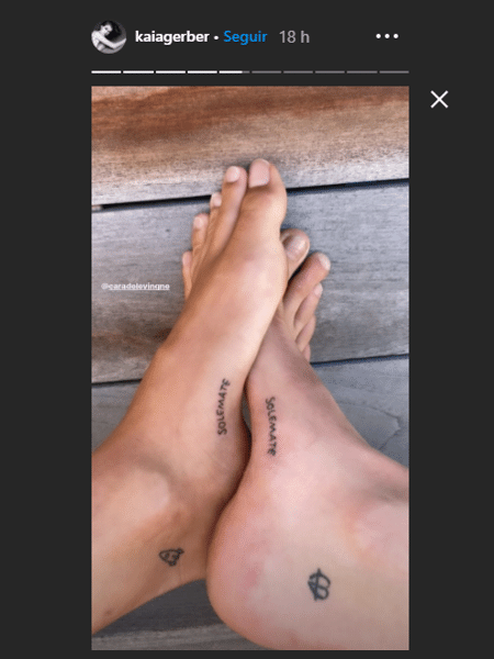 Pés de Cara Delevingne e Kaia Gerber com tatuagens iguais - Reprodução / Instagram