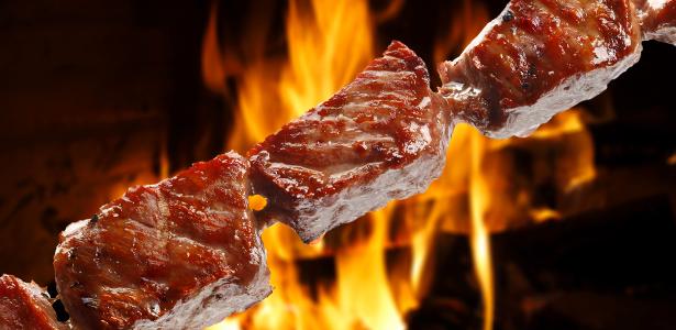 Espetinhos unem sabor e praticidade no churrasco: dicas e receitas