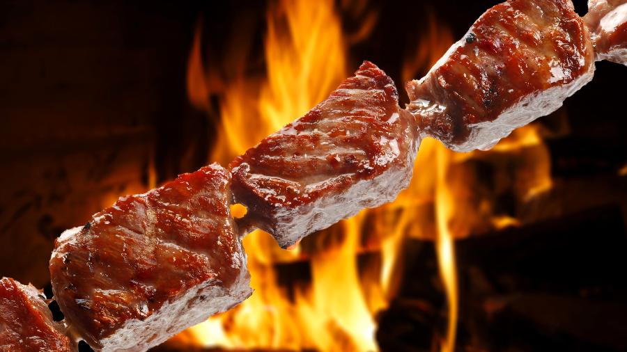 Espetinho de carne de boi pode ser de coxão mole, paleta, miolo de acém e até picanha - Ribeiro Rocha/Getty Images/iStockphoto