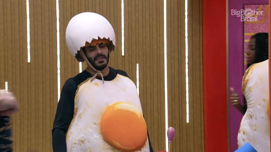 BBB 21: Rodolffo vestido de ovo - Reprodução/Globoplay