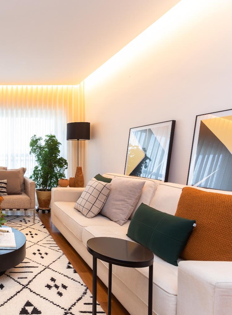 As profissionais do Studio Tan-Gram apostam na fita de LED para evidenciar elementos do projeto, seja embutido no forro, seja em marcenaria ou atrás do espelho - Estudio São Paulo - Estudio São Paulo